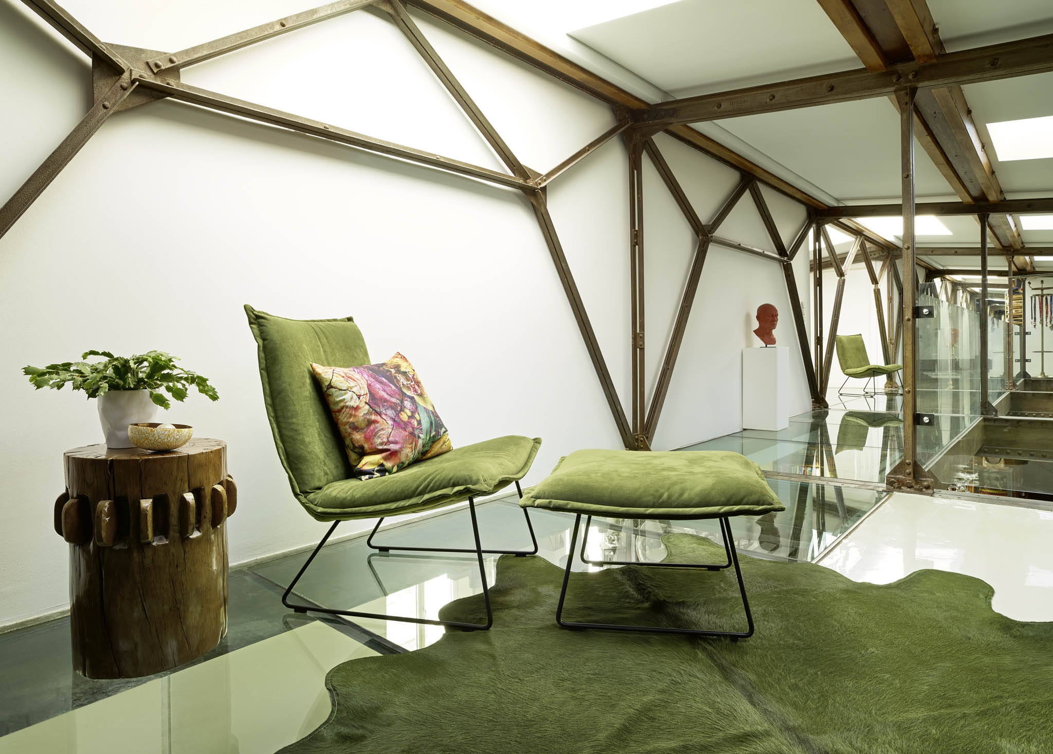 Lounge Sessel LS43 mit breitem Wulst und Ottomane OT43 mit breitem Wulst in Stoff Seven turtle 88