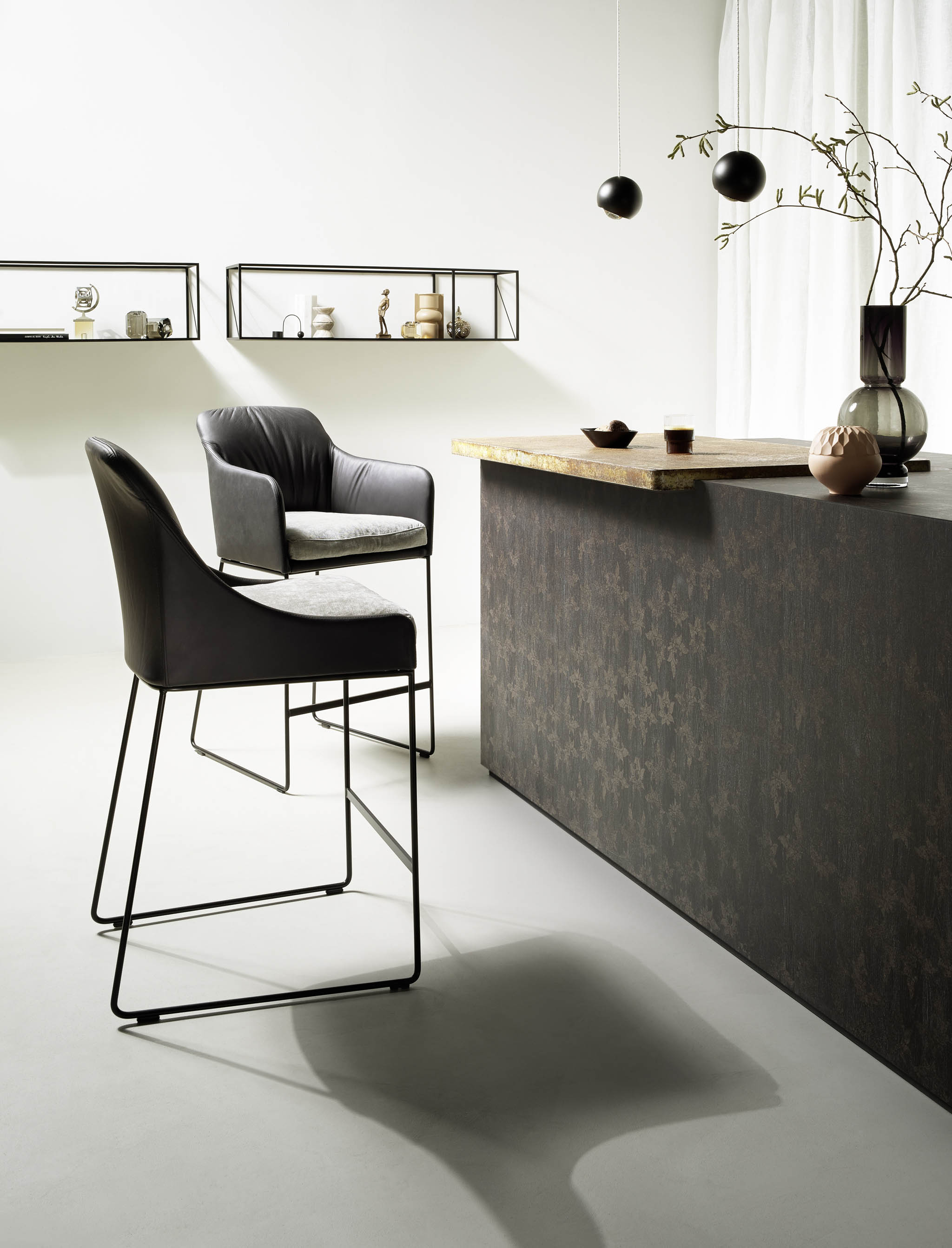 Regal Tao in schwarz