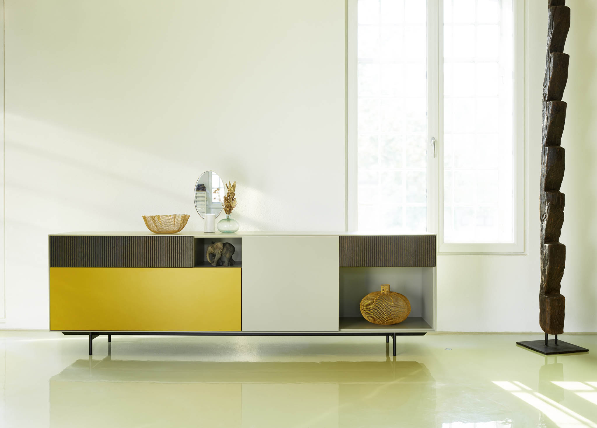 Sideboard Ando, Lack C61 Seide mit Lack C40 Safran kombiniert, Rillenfronten  in Holz Eiche basalt lackiert