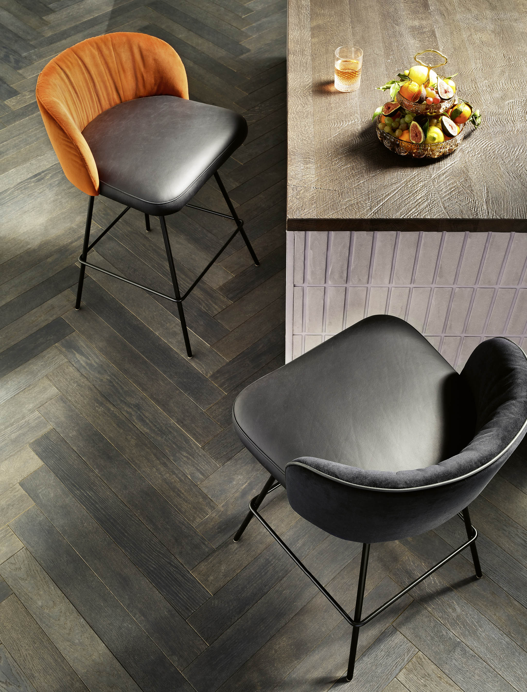 Thekenhocker TH80 casual, Sitz in Leder Rancho 1801 nero, Rücken in Stoff Seven copper 126; Thekenhocker TH80, Sitz in Leder Rancho 1801 nero, Rücken in Stoff Seven onyx 169 mit Keder in Rancho 1801 nero