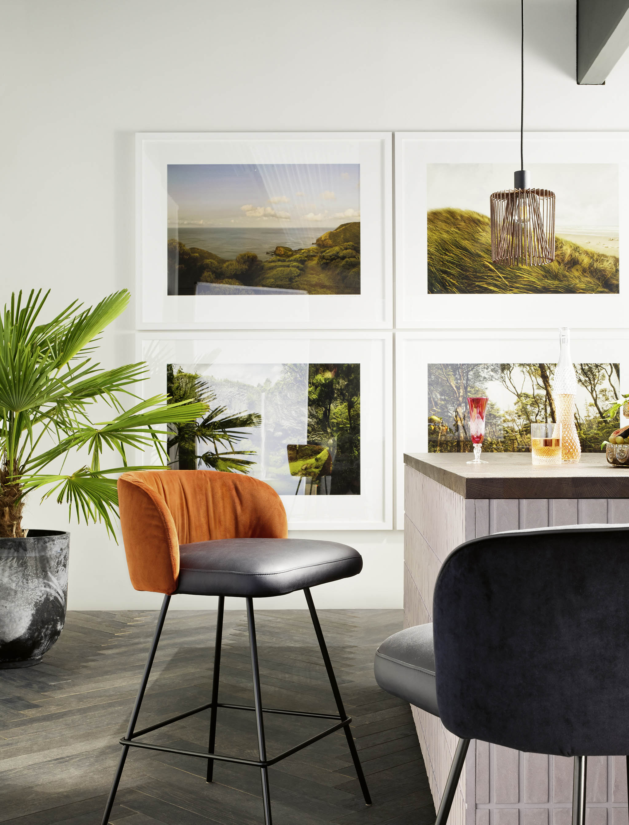 Thekenhocker TH80 casual, Sitz in Leder Rancho 1801 nero, Rücken in Stoff Seven copper 126; Thekenhocker TH80, Sitz in Leder Rancho 1801 nero, Rücken in Stoff Seven onyx 169 mit Keder in Rancho 1801 nero