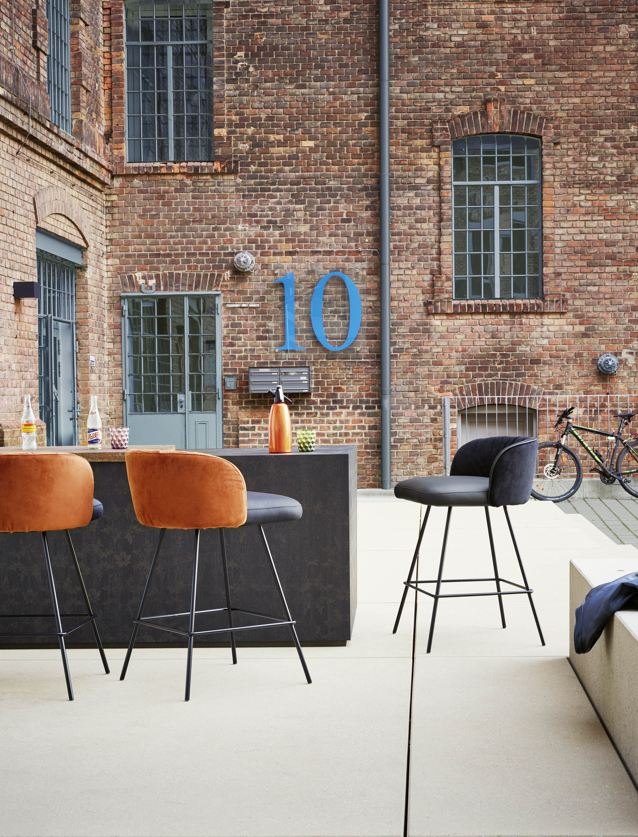 Thekenhocker TH80 casual, Sitz in Leder Rancho 1801 nero, Rücken in Stoff Seven copper 126; Thekenhocker TH80, Sitz in Leder Rancho 1801 nero, Rücken in Stoff Seven onyx 169 mit Keder in Rancho 1801 nero