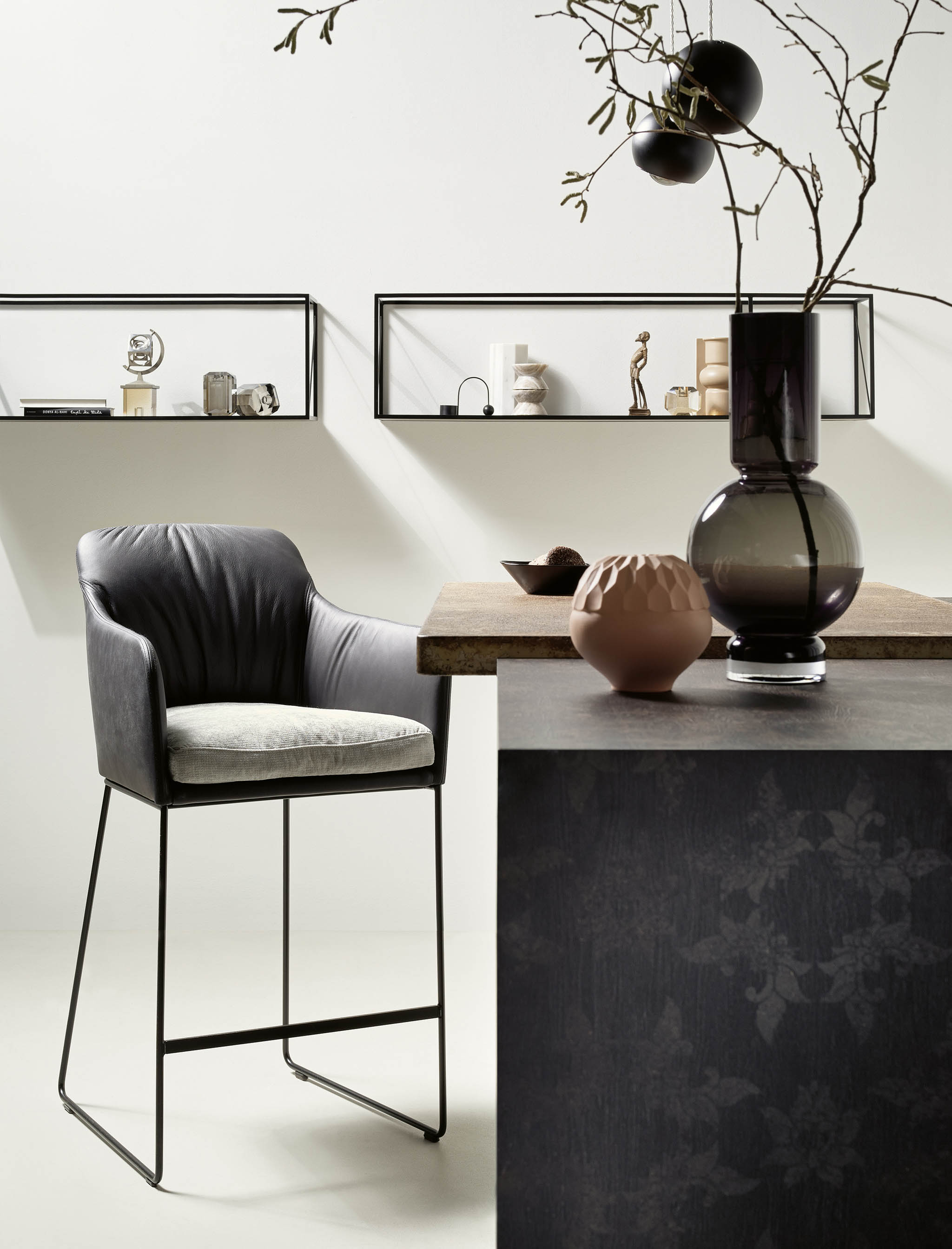 Thekenstuhl TSA64 in Leder Rancho nero 1801, Sitzpolster in Stoff Arc pearl 14190