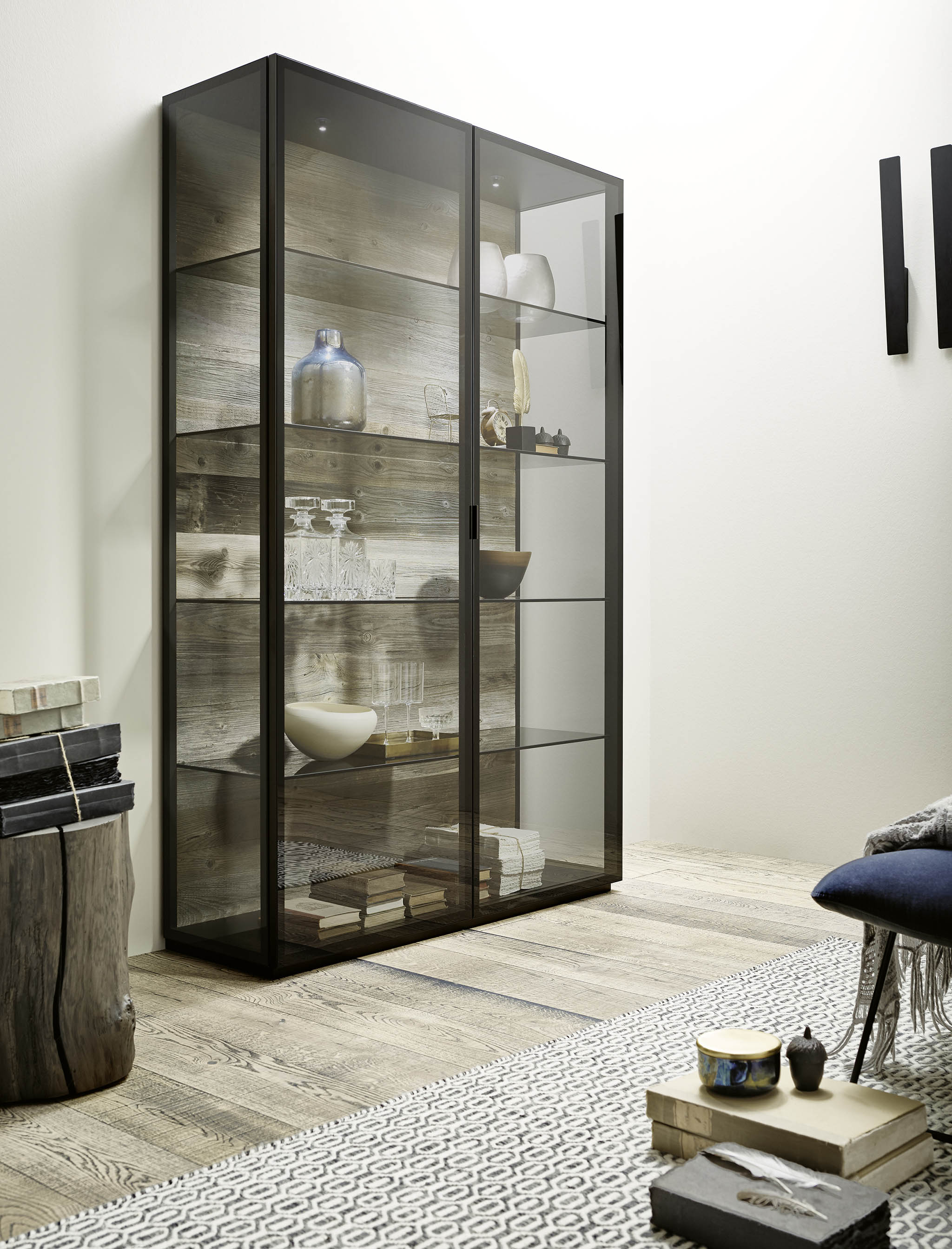 Vitrine Essence mit Rückwand in Altholz Fichte grau und Glas Parsol grau