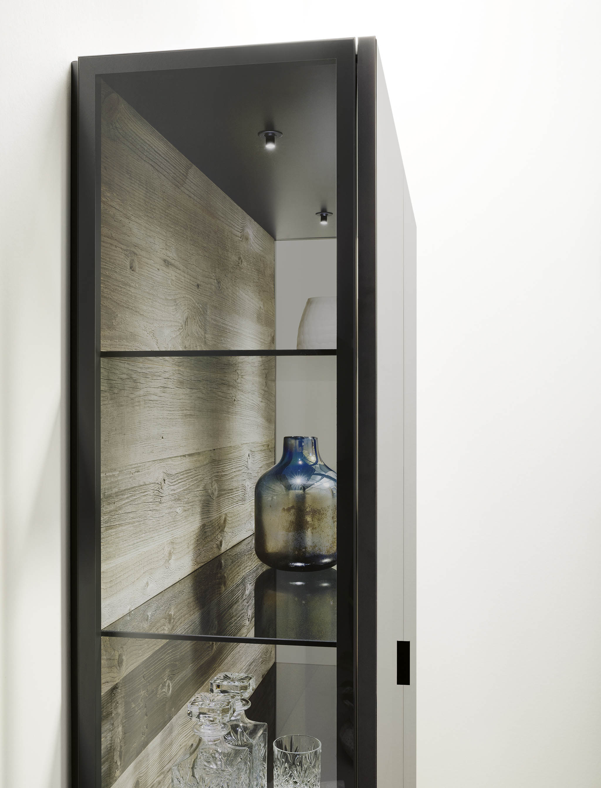 Vitrine Essence mit Rückwand in Altholz Fichte grau und Glas Parsol grau