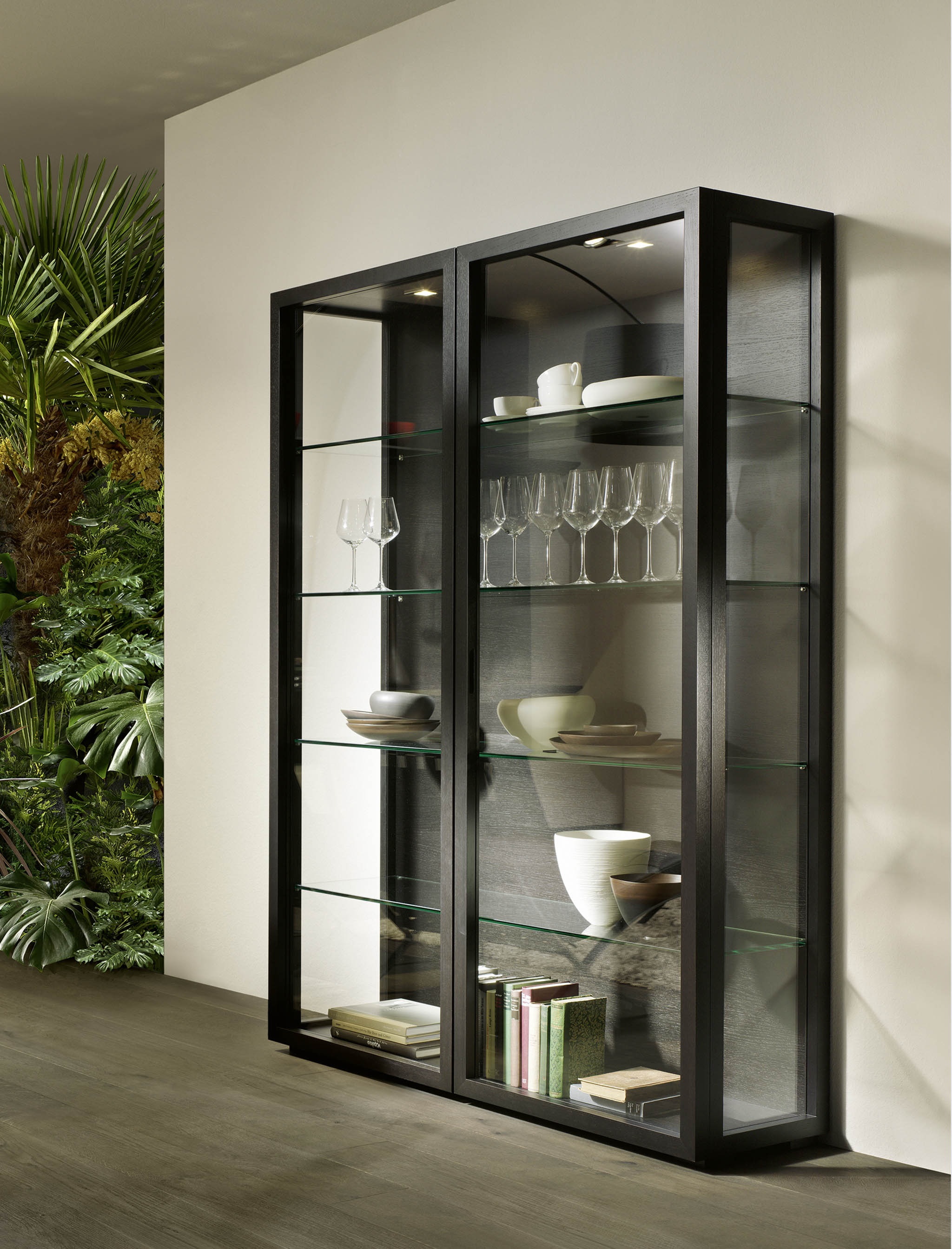 Vitrine V20 in Eiche lava lackiert