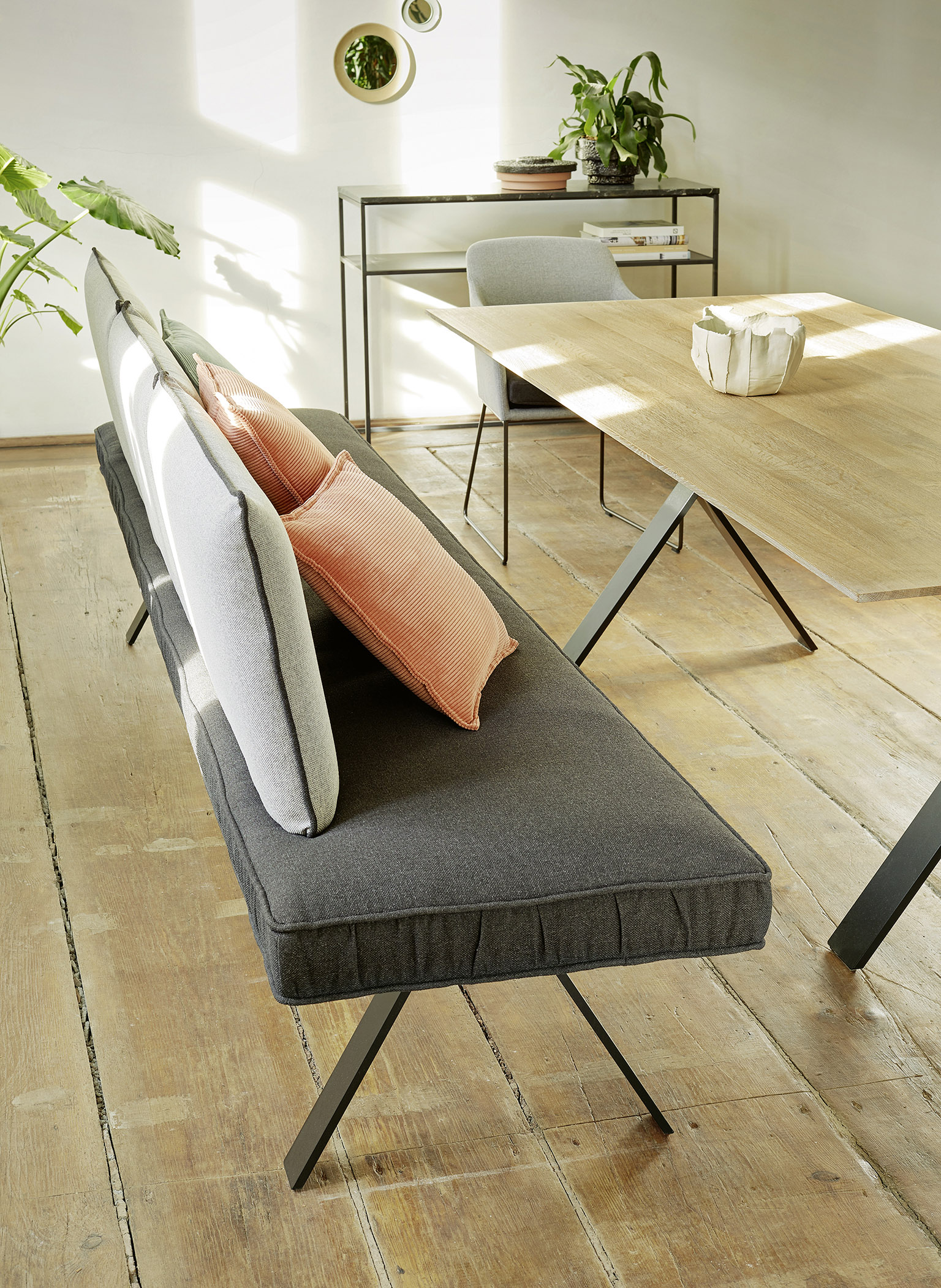 Bank Dexter mit V-Gestell, Lehne mit Keder passend zu Sitz, Sitz in Stoff Blake graphite 66, Lehne in Stoff Blake grey 65 mit Kontrastkeder graphite 66