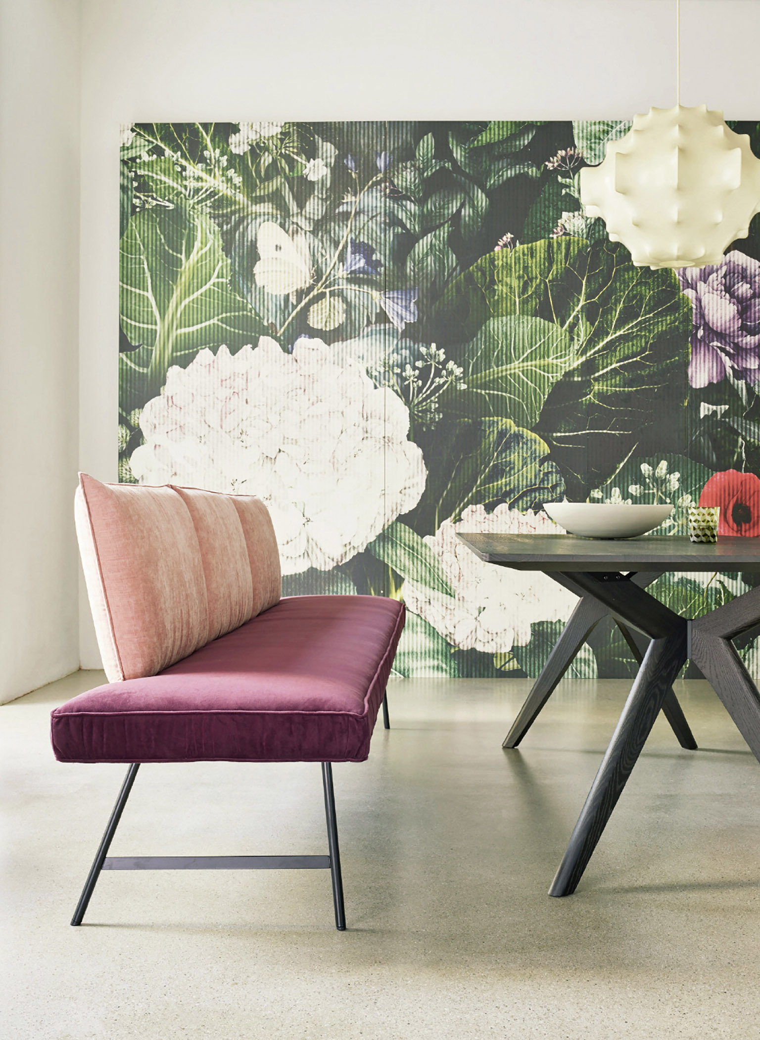 Bank Dexter mit Rundrohrgestell, Lehne mit Wulst, Sitz in Stoff Seven blackberry 177, Lehne in Stoff Arc rose 14200 mit Wulst