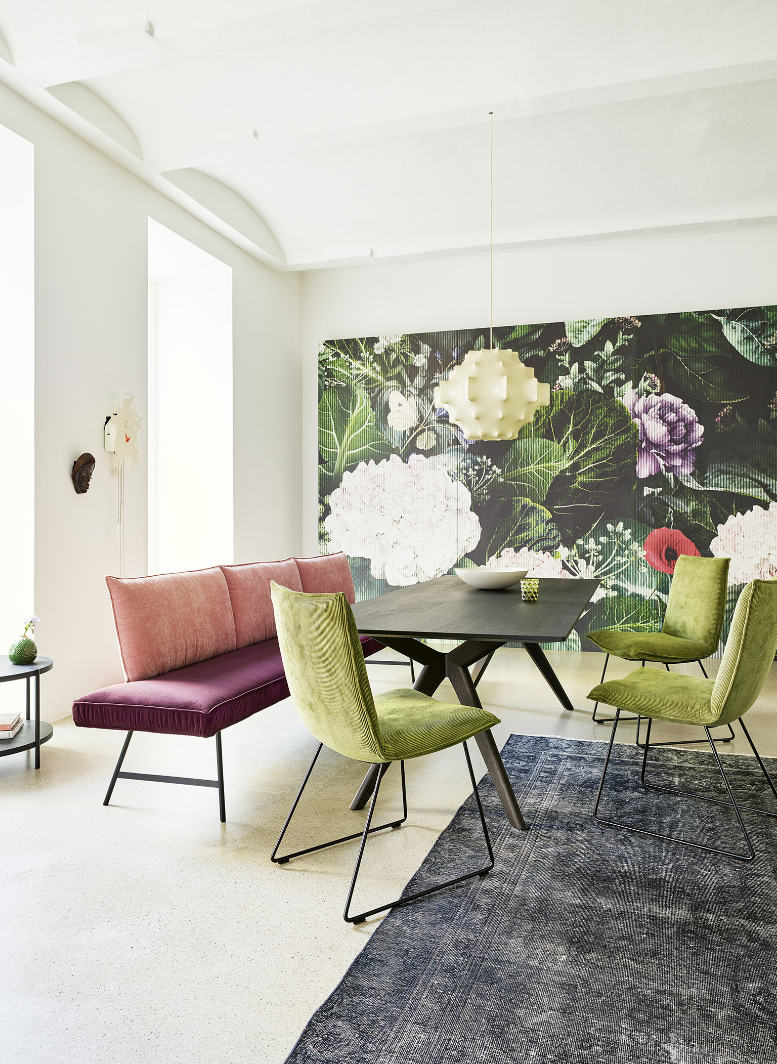 Bank Dexter mit Rundrohrgestell, Lehne mit Wulst, Sitz in Stoff Seven blackberry 177, Lehne in Stoff Arc rose 14200 mit Wulst