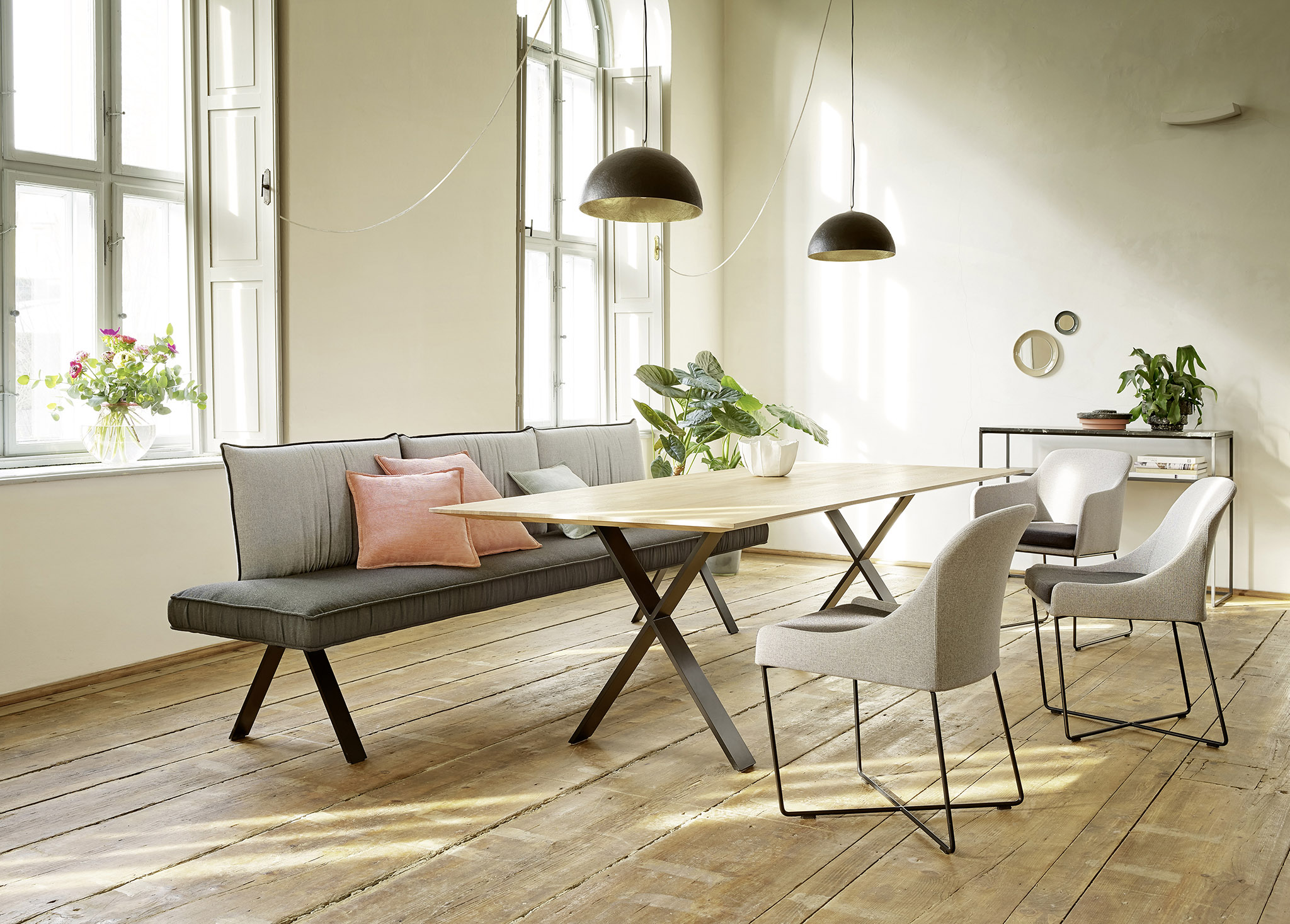 Bank Dexter mit V-Gestell, Lehne mit Keder passend zu Sitz, Sitz in Stoff Blake graphite 66, Lehne in Stoff Blake grey 65 mit Kontrastkeder graphite 66
